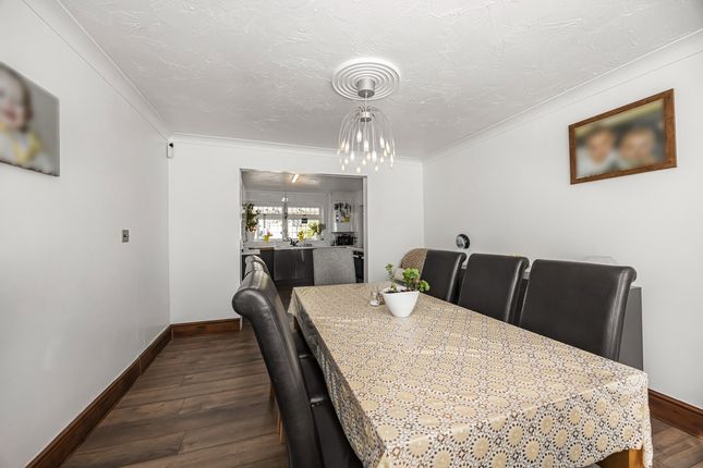 519 Mawney Road, Romford, Greater London photo 4