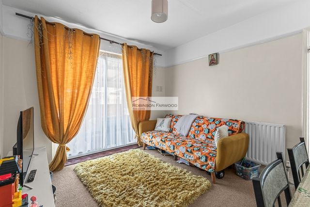 146, Hill Rise Middlesex, Greenford photo 3