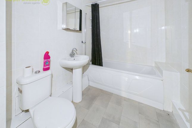 Heathfield,Flat 9, Croft Avenue East, Bromborough photo 4