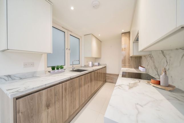 Flat 82, Lakeside, 82, Eaton Drive, Kingston Upon Thames photo 3