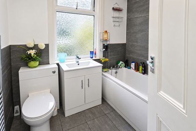 63, Gladstone Avenue, London photo 4