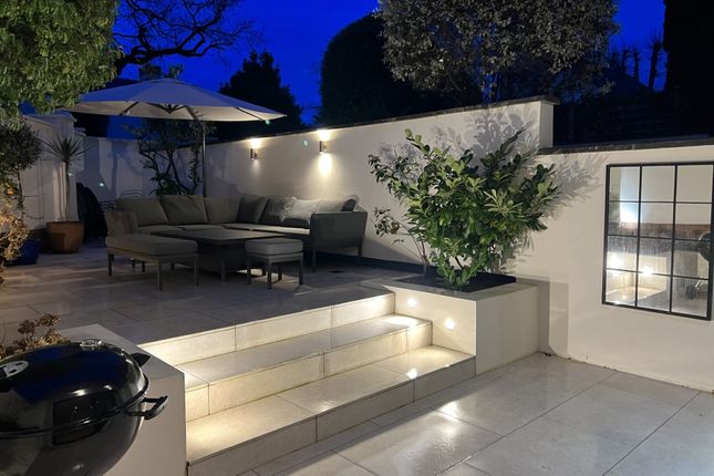 1, Beaufort Close, London photo 3