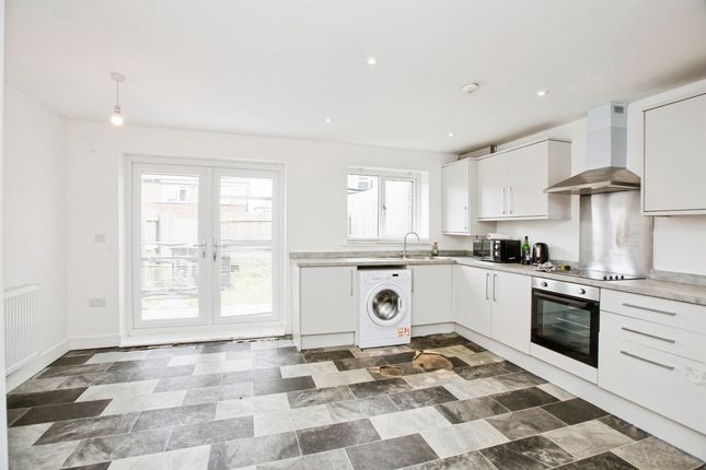 15, Acre Close, Halifax photo 4