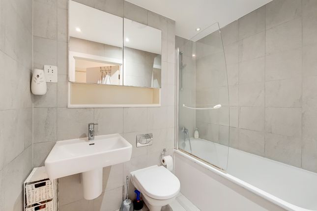 Flat to rent in Deals Gateway, London