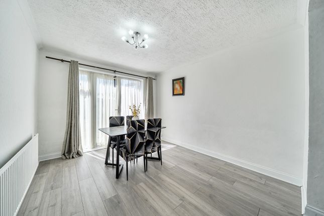 16, Thistledene Avenue, Middlesex photo 4