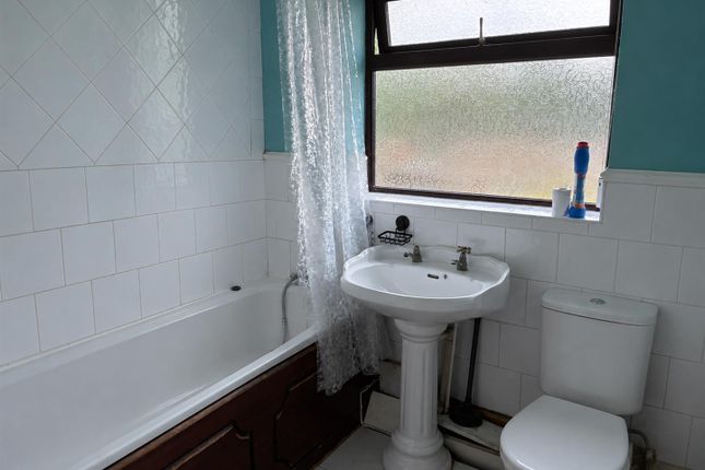 56, Elm Tree Close, Stalybridge photo 4