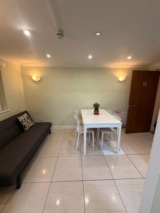 204, B, Hornsey Road, Greater London photo 5