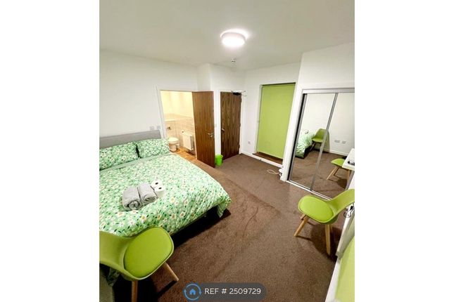 Ensuite Green Room
