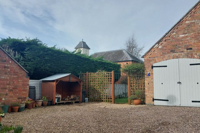 Honeysuckle Cottage, Church Lane, Leicester photo 2