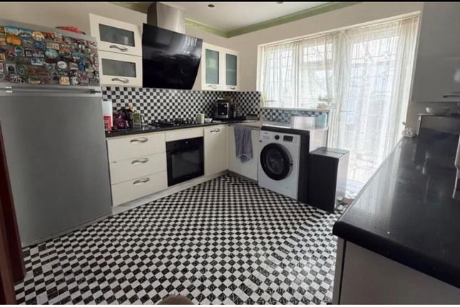 Shadwell Drive, Northolt photo 3
