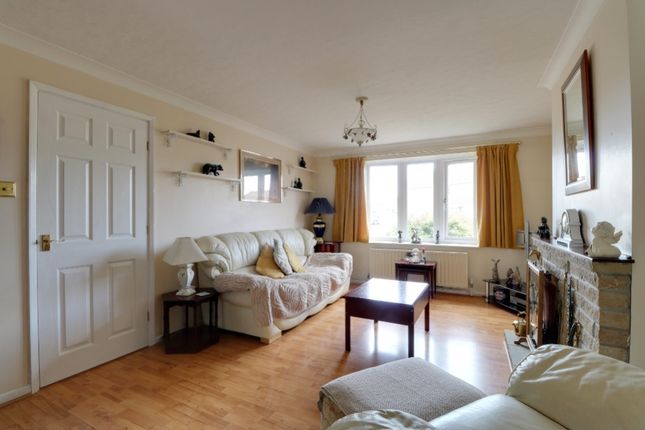 28, Meadow Close, Grantham photo 4