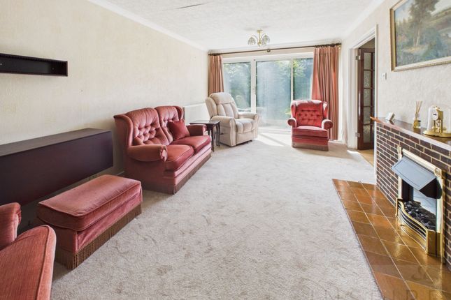 2 Kithurst Close, Crawley photo 2