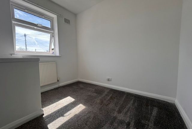 40, Luton photo 4