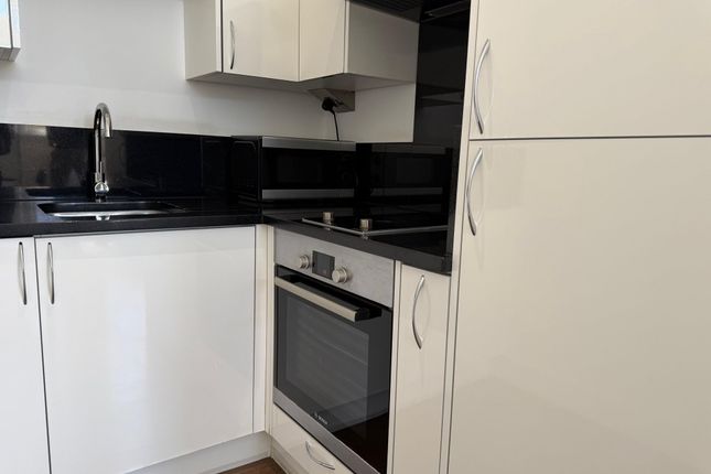 Flat 4, London Road, North Cheam photo 3