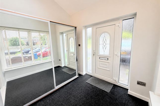 5, Oakcroft, Stalybridge photo 2