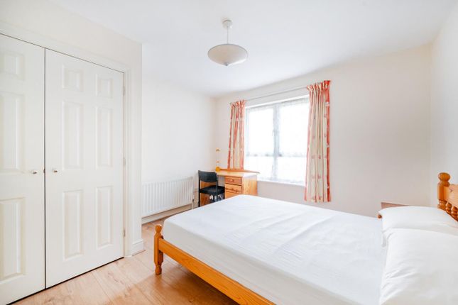 10,, Greenview Close, London photo 4