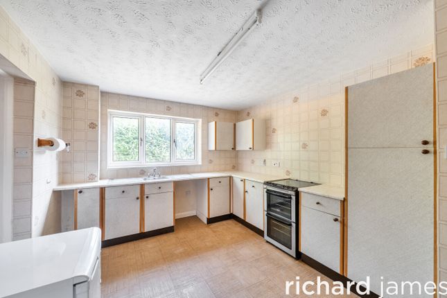 32, Hampton Drive, Swindon photo 4