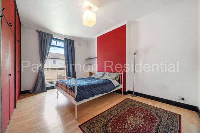 Flat for sale in Green Lanes, Finsbury Park, London