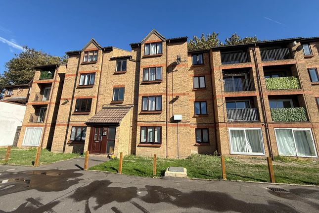 Studio flat on Sycamore Court, Erith, £900/mo