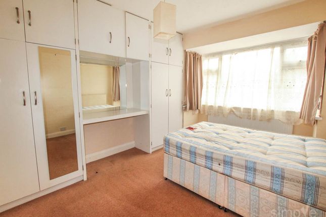Flat to rent in Kings Avenue, Greenford, Middlesex