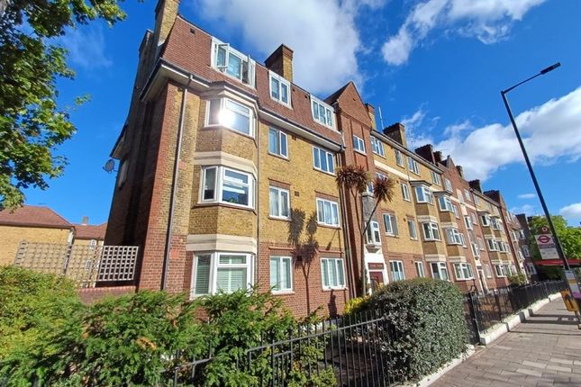 3-bed flat on Armoury Way, LONDON, £350,000