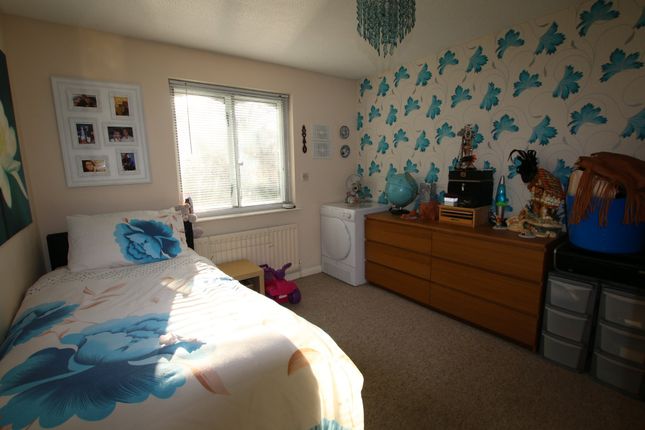 39, Albany Park, Colnbrook photo 3