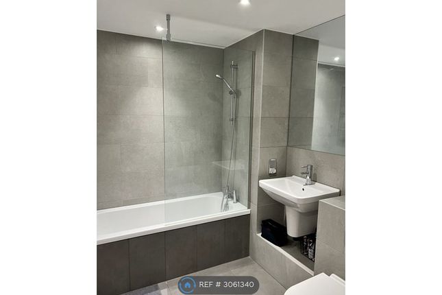 Flat, Hawthorne Crescent, London photo 3