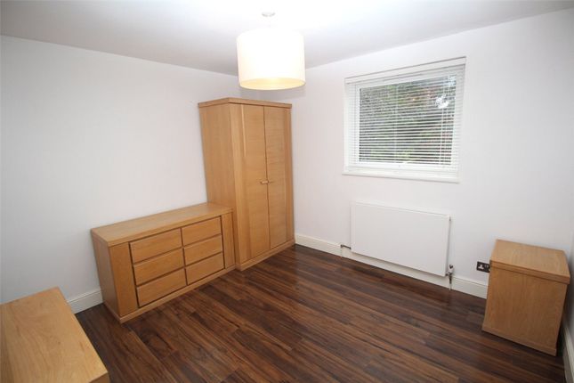 6 Somercoates Close, Barnet photo 4