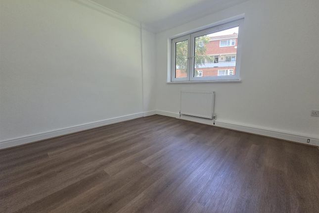 Flat 2, Hilsea Point, Wanborough Drive, London photo 4