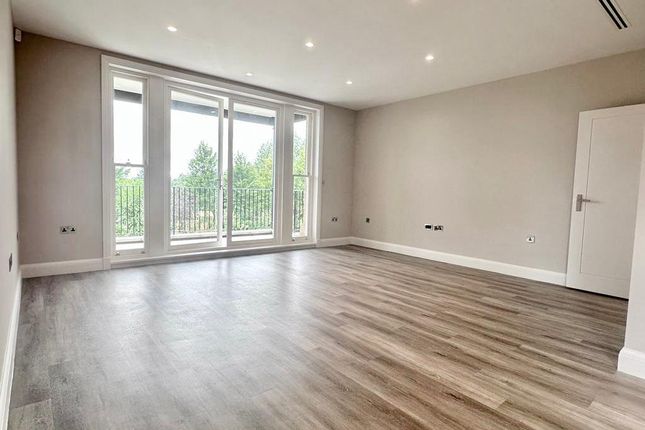 Flat to rent in Camlet Way, Barnet