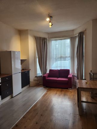Flat to rent in Mansfield Road, Ilford