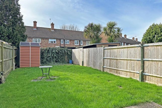 19, Taynton Drive, Merstham photo 4
