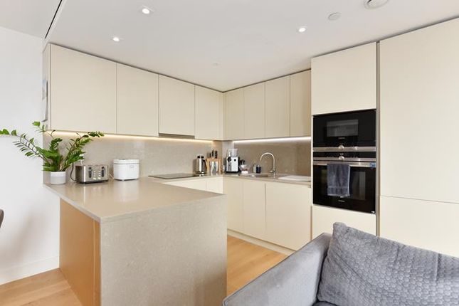Flat for sale in Vaughan Way, London