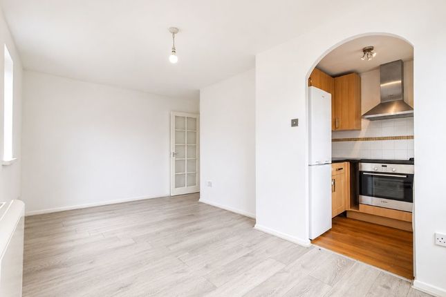 32, Streamside Close, London photo 4