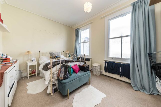 Flat to rent in Elleray Road, Teddington