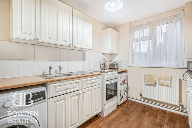 41 Kielder Close, Hainault photo 4