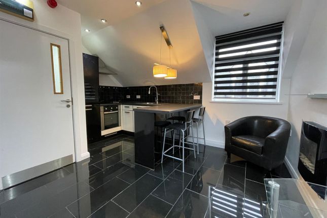 Flat to rent in The Parade, Roath, Cardiff
