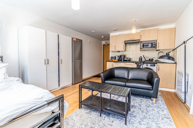 Flat 118, The Round House Gunwharf Quays, Portsmouth photo 3