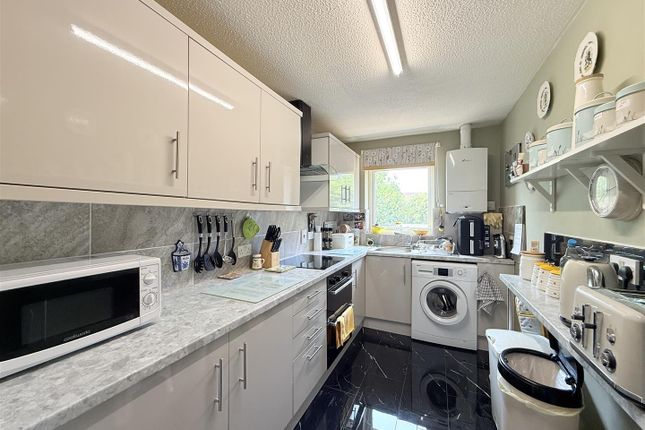 Flat 5, Charlestown Court, Turner Lane, Ashton-Under-Lyne photo 4