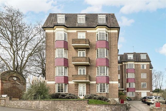 Flat for sale in Hyde Vale, London