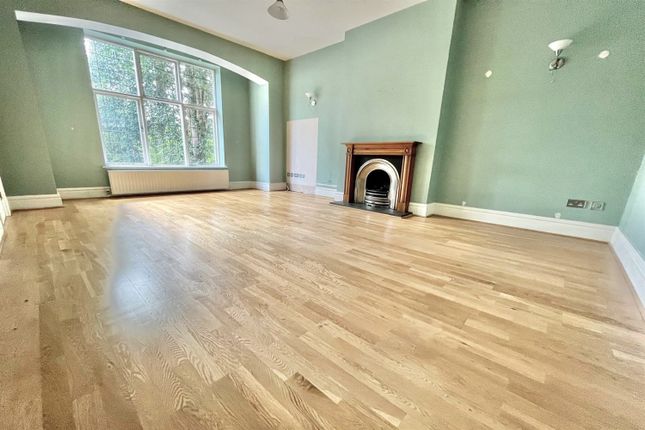 Flat for sale in Elm Road, Didsbury, Manchester