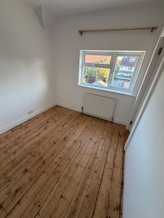 10 Brentwick Gardens, BRENTFORD photo 4