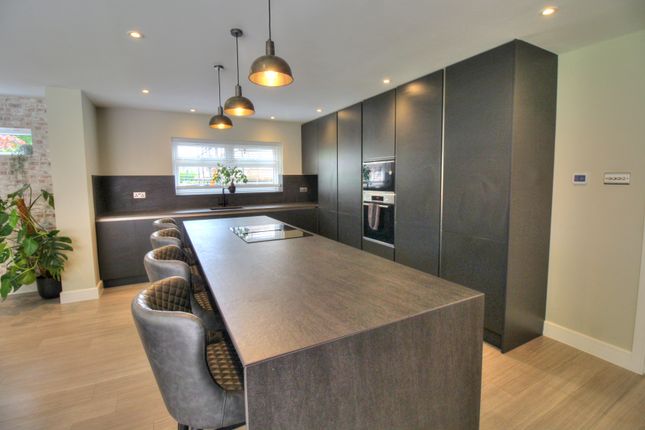 19, Furzehill Crescent, Crowthorne photo 4