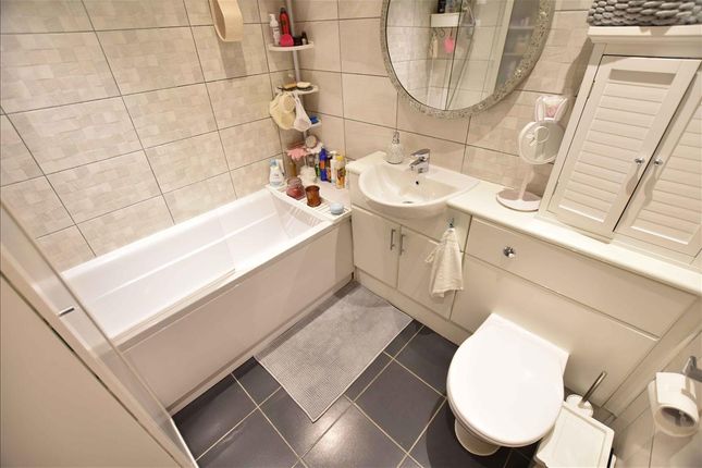 Flat for sale in Wooldridge Close, Feltham, Middlesex