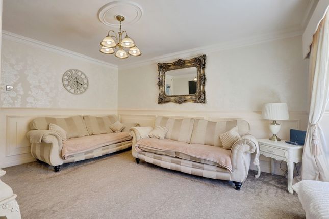 14, Ruthven Close, Wickford photo 2