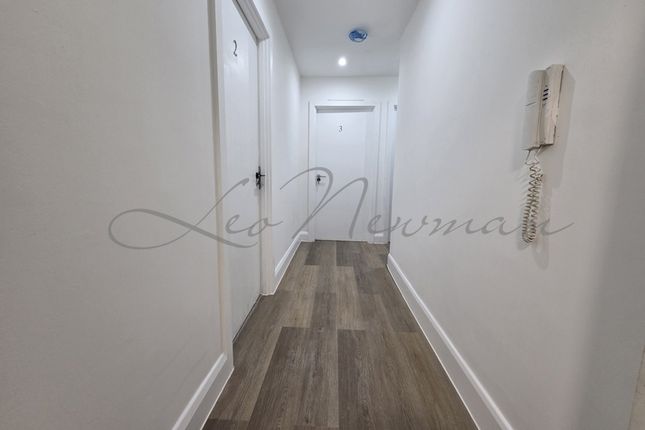Flat 2, Room1 328, Kilburn High Road, London photo 5