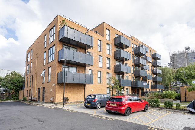 Lena Kennedy Close, E4