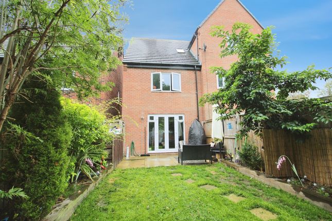 22, Pullman Crescent, LEEDS photo 2