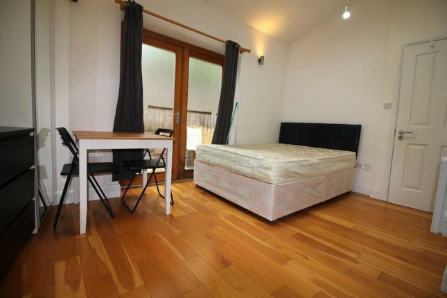 Flat Gnd Flr Rear Left, Leythe Road, London photo 2