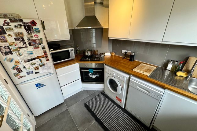 Maisonette to rent in Heath View Close, East Finchley